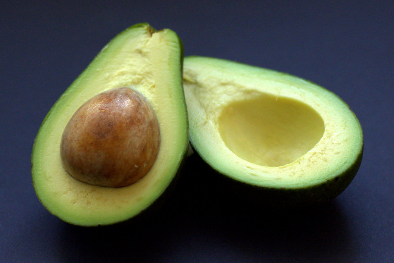 awokado przekrojone na pół