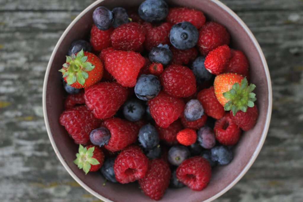 frutas del bosque - frambuesas, fresas, arándanos, fresas silvestres